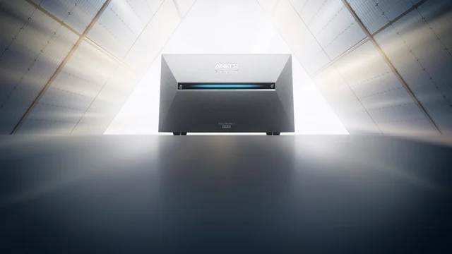 Ein schlanker schwarzer modularer Heimspeicher-Turm steht mittig in einem hellen modernen Wohnzimmer — Sinnbild für die Anker Solarbank 3 Pro.