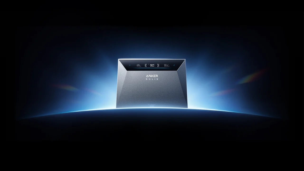 Die Anker SOLIX Solarbank 4 Pro, dramatisch vor schwarzem Hintergrund mit blauem Lichtschein in Szene gesetzt; Display zeigt 90 Prozent Ladestand.
