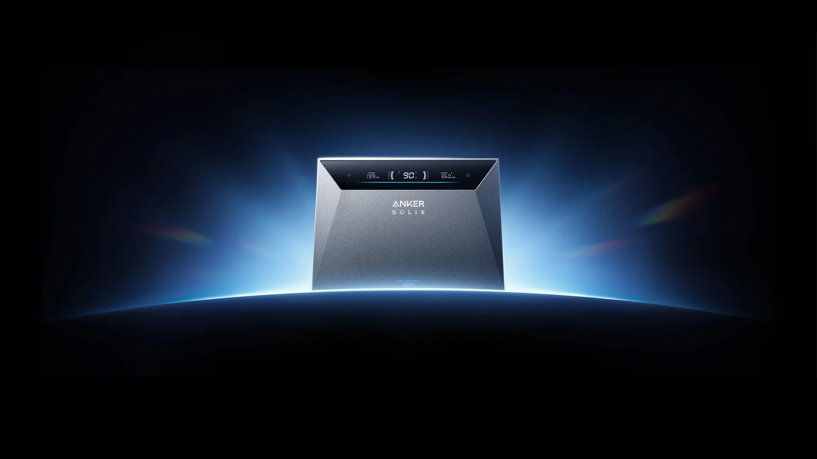 Die Anker SOLIX Solarbank 4 Pro, dramatisch vor schwarzem Hintergrund mit blauem Lichtschein in Szene gesetzt; Display zeigt 90 Prozent Ladestand.