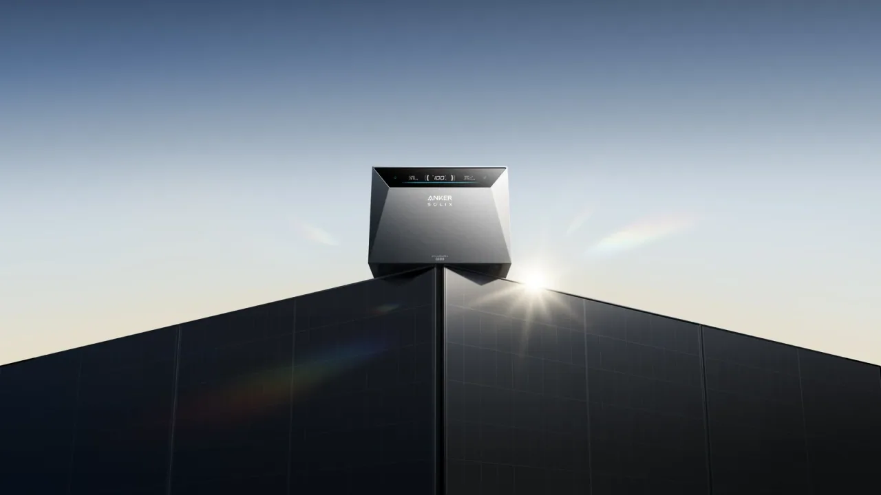 Ein großer schwarzer Heimspeicher-Turm mit aufgesetztem Zusatzakku steht in einem hellen modernen Wohnraum — Sinnbild für die Anker SOLIX Solarbank 4 Pro mit 5 kWh.