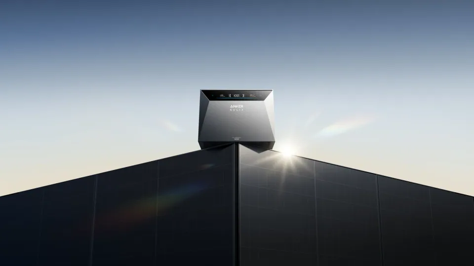 Ein großer schwarzer Heimspeicher-Turm mit aufgesetztem Zusatzakku steht in einem hellen modernen Wohnraum — Sinnbild für die Anker SOLIX Solarbank 4 Pro mit 5 kWh.