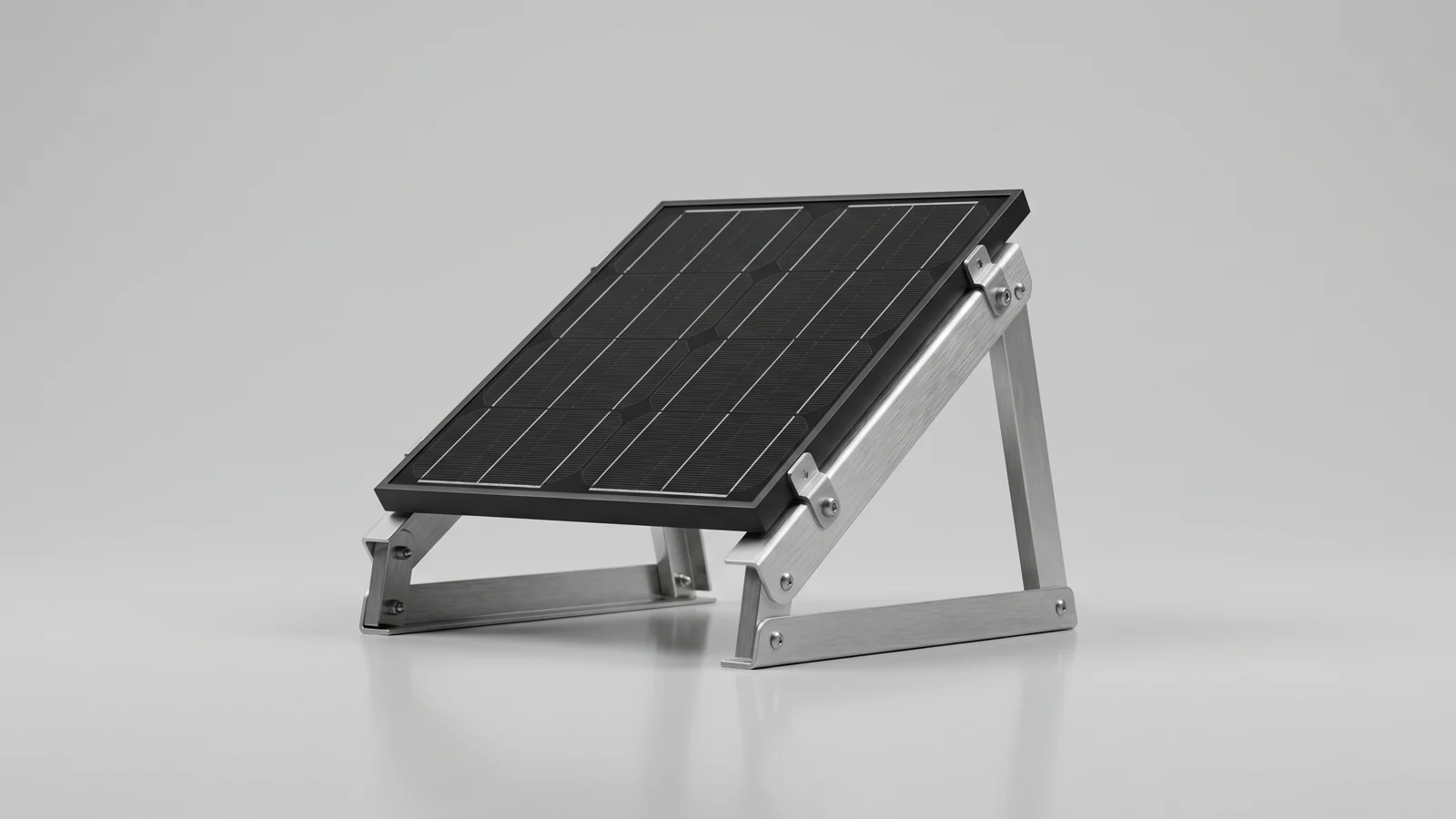 Eine Aluminium-Klemmhalterung befestigt ein Solarmodul am Balkongeländer — Beispiel für eine sichere Balkonkraftwerk-Halterung ohne Bohren.