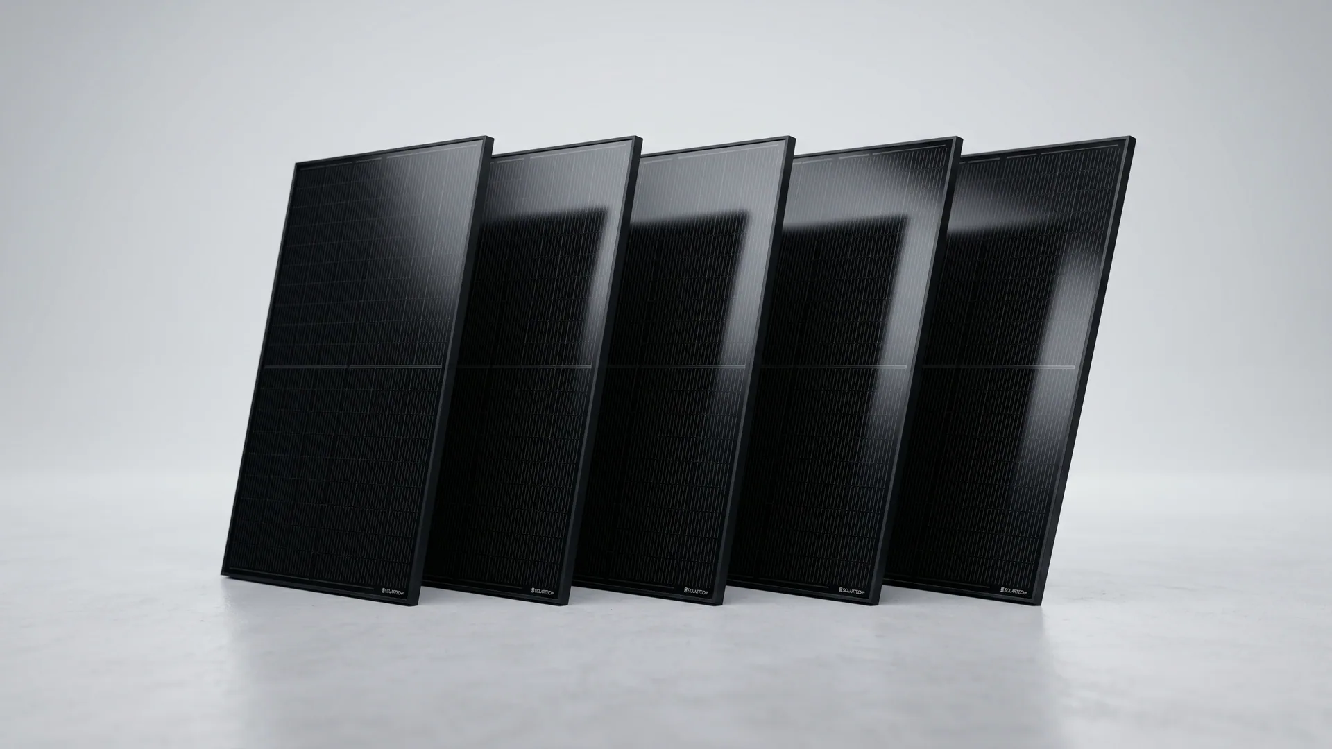 Mehrere moderne Glas-Glas-Solarmodule fürs Balkonkraftwerk nebeneinander auf heller Fläche — Sinnbild für die Kaufberatung der besten Module 2026.